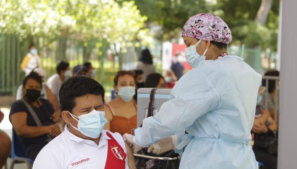 Actualmente se viene vacunando a la población a partir de 12 años a más en Lima, Callao y algunas regiones del país. (Foto: GEC)