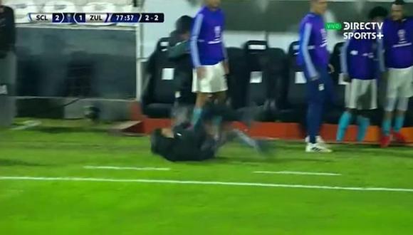 Sporting Cristal | Claudio Vivas sufre aparatosa caída y desata las risas de la banca celeste | VIDEO