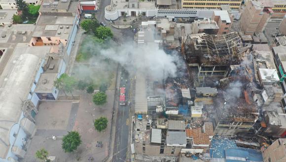 Incendio en jirón Andahuaylas sigue emanando humo tóxico. bomberos siguen en el lugar. Foto: Giancarlo Ávila/GEC