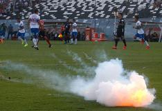 Universidad Católica vs. Colo Colo fue suspendido por fuegos artificiales lanzados al campo 