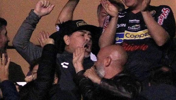 Diego Maradona casi se agarra a golpes con hinchas mexicanos [VIDEO]