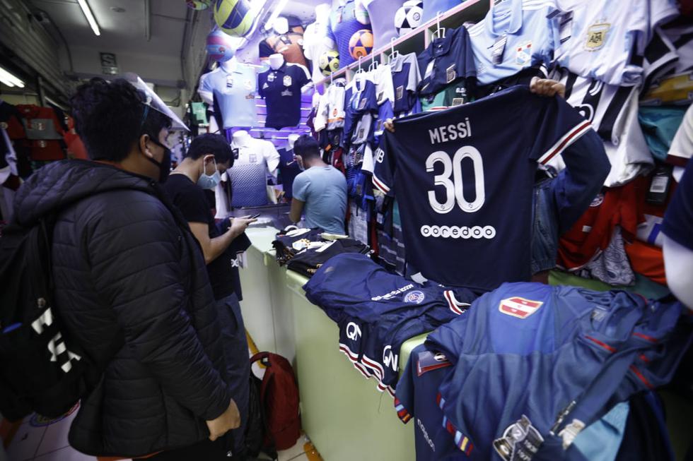 Comerciantes de Gamarra ya venden la camiseta de Lionel Messi en el PSG. (Foto: Joel Alonzo/@photo.gec)