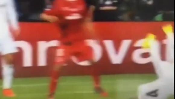 Sergio Ramos intenta una chalaca, pero se golpea la cabeza [VIDEO]