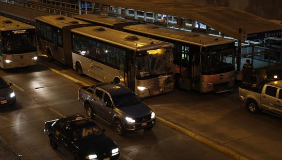 El choque los buses ocurrió cerca de la estación Benavides en la ruta troncal del Metropolitano. (Fotos: Hugo Perez / @photos.gec)