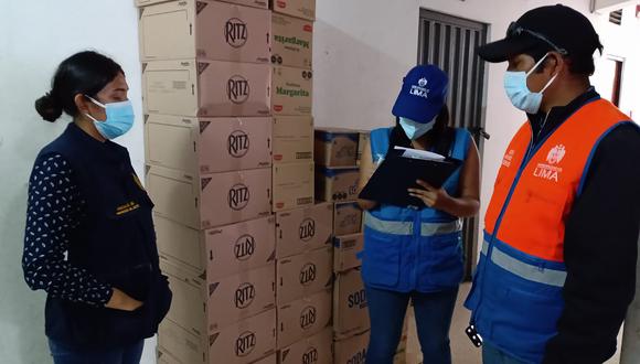 La Fiscalía y la Municipalidad de Lima intervinieron un depósito donde se almacenaba panetones y golosinas que tenían de expiración vencida que se comercializaban en Mesa Redonda. (Foto: Municipalidad de Lima)