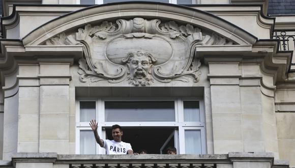Lionel Messi saludó a los hinchas desde balcón. (Foto: AP)