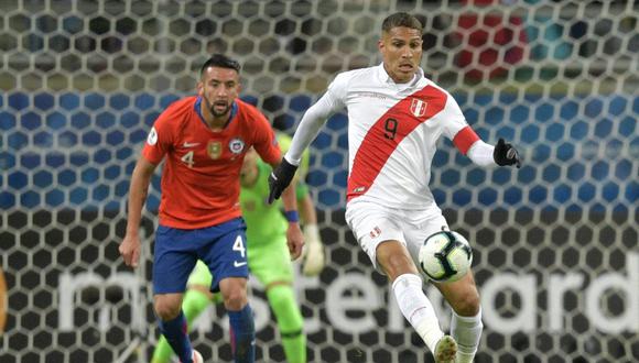 Peru's Paolo Guerrero and Chile's Mauricio Isla vie for the ball during their Copa America football tournament semi-final match at the Gremio Arena in Porto Alegre, Brazil, on July 3, 2019. (Photo by Raul ARBOLEDA / AFP)