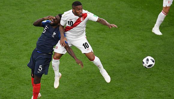Jefferson Farfán y la fuerte 'paralítica' contra Samuel Umtiti [FOTOS]