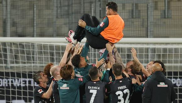 El emotivo homaneja de los jugadores de Werder Bremen a Claudio Pizarro por su retiro del fútbol. (Foto: EFE)