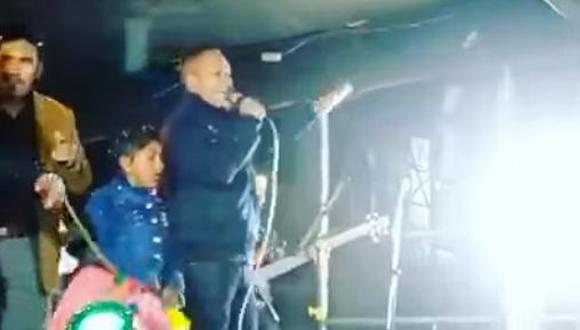 El cantante ayacuchano segundos antes de caer aparatosamente del escenario de una altura de 1,60 metros aproximadamente. (Captura de video Facebook)