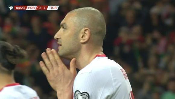 Burak Yılmaz falló penal y perdió chance de poner 2-2 el Portugal vs. Turquía. (Captura: DirecTV Sports)