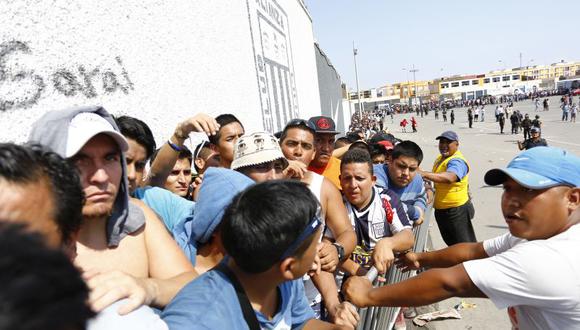 Alianza Lima: Hinchas se quejan de gran cantidad de revendedores [VIDEO]