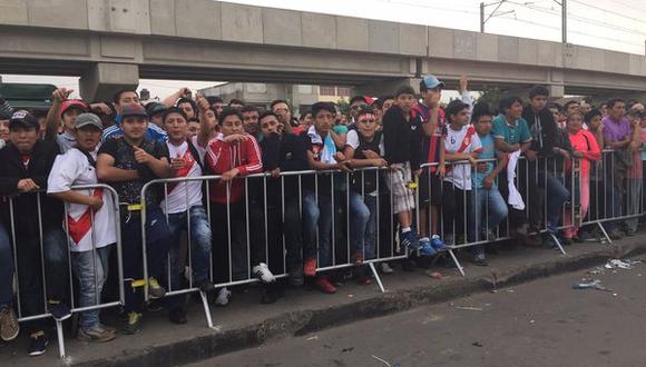 Perú vs Chile: Así esperan los hinchas la salida del bus de la Selección Peruana en la Videna