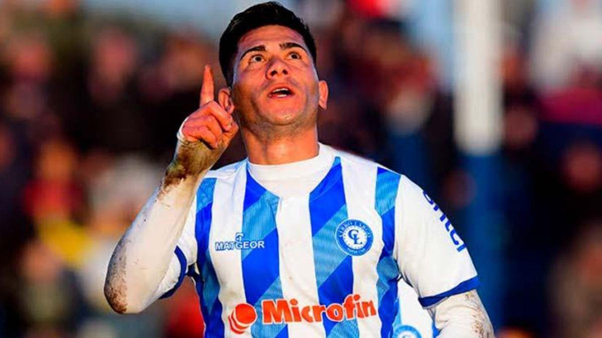 Universitario acordó con Cerro Largo el préstamo de Dos Santos