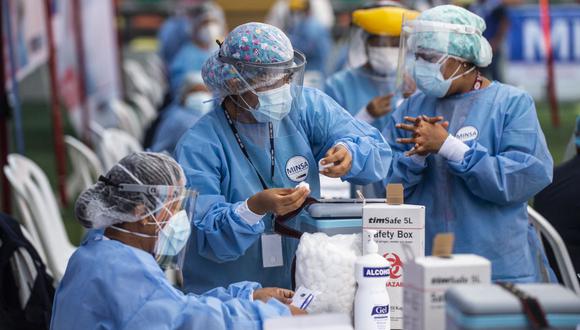 Una enfermera prepara una dosis de la vacuna desarrollada por Sinopharm de China contra el coronavirus durante una campaña de vacunación de trabajadores de la salud, en Ate, un distrito de Lima. (Ernesto BENAVIDES / AFP).