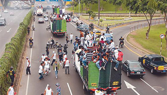 Hinchas de la "U" lanzaron bombardas y piedras a camión que transportaba a fanáticos aliancistas