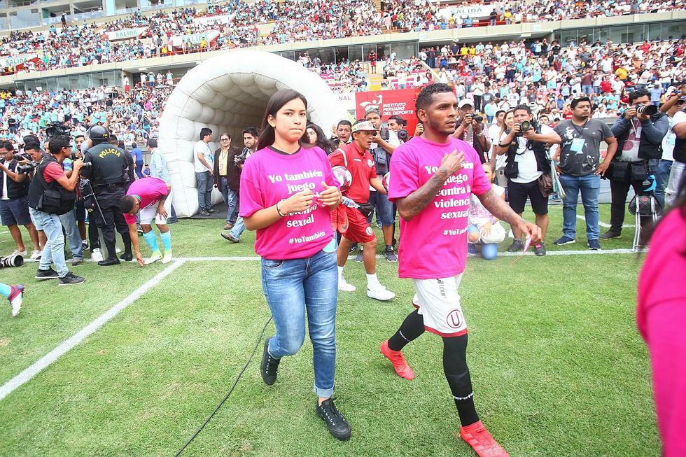 Cristal vs. 'U': jugadores apoyaron una campaña en favor de la mujer [GALERÍA]