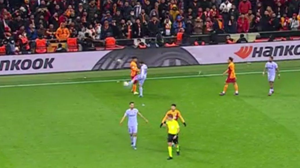 Jordi Alba fue agredido por los hinchas de Galatasaray. (Foto: Captura ESPN)
