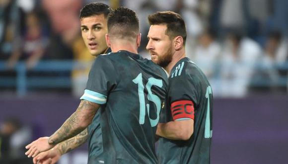 'Leo' Messi, De Paul y Paredes se unieron en videollamada en la previa al Argentina vs. Colombia. (Foto: AFP)