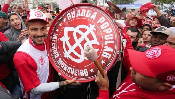 Paolo Guerrero causa alboroto en una fábrica de Brasil | FOTO