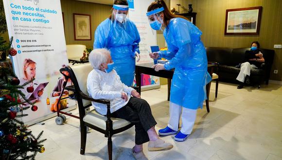 Jóvenes se disfrazan de ancianos para ser vacunados contra el coronavirus (Foto: Reuters)