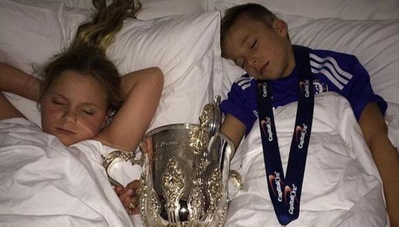 Chelsea: Hijos de John Terry duermen junto a la Copa de la Liga inglesa