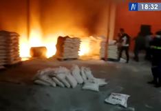 Huachipa: Municipales y bomberos controlan incendio en depósito de telas
