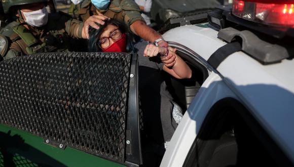 Manifestantes y policías chocaron en Santiago por falta de alimentos durante la cuarentena el 18 de mayo. Foto:  REUTERS/Ivan Alvarado