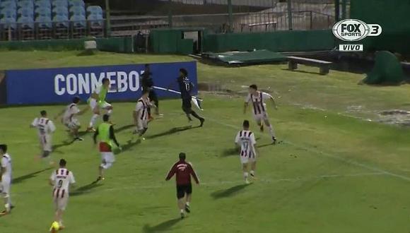 Insólito: Futbolista agarra banderín del córner para defenderse [VIDEO]