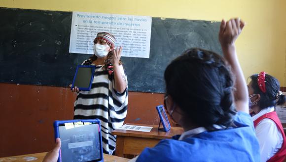 Este martes 6 de julio se inició la vacunación contra el COVID-19 a profesores rurales del país para garantizar las clases semipresenciales en medio de la pandemia. (Foto: Minedu)