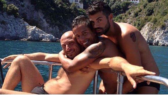 Roberto Merino responde así a comentarios homofóbicos por foto con amigo [FOTO]