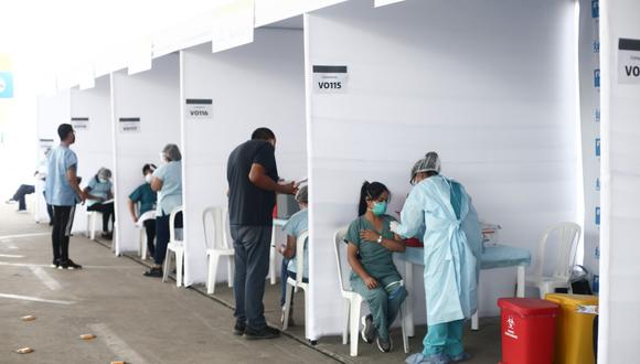 El proceso de vacunación comenzó el último martes 9 de febrero en los principales centros de salud en Lima y Callao.  Foto : Jesus Saucedo / @photo.gec