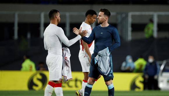Trauco y Messi intercambian camisetas en el Monumental, después del 1-0 de Argentina sobre Perú por Eliminatorias. (Foto: EFE)
