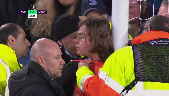 El partido Everton vs. Newcastle fue interrumpido porque un hincha ató su cuello contra un arco. (Foto Captura ESPN)