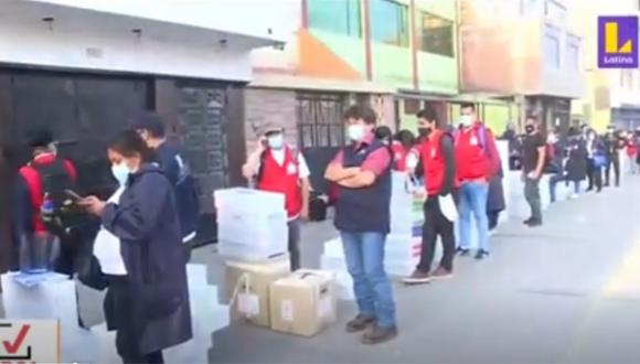 Trabajadores continúan a la espera de poder entregar las ánforas de votación. Foto: captura Latina