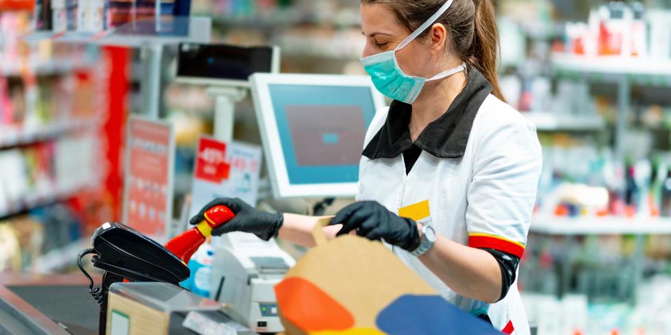 FOTO 5 | 5. Los empleados de los supermercados trabajan muy duro a riesgo personal - y siempre aprecian un agradecimiento. (Foto: iStock)