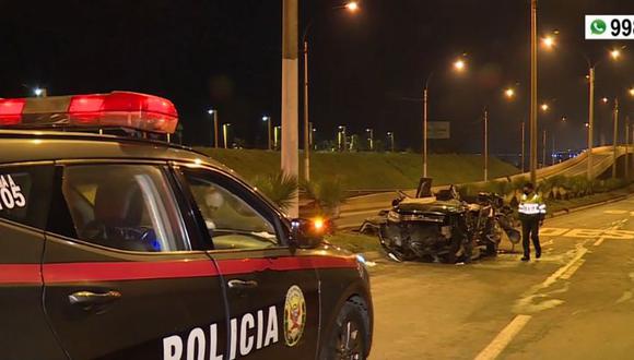 Pareja sobrevivió luego que su auto se volcara en la vía expresa Javier Prado | Foto: Latina / captura de video(Captura: América Noticias)