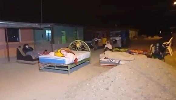 Vecinos de Miguel Checa, de la provincia de Sullana (Piura), durmieron en las calles ante el temor de las nuevas réplicas. (Foto: Facebook La Hora de Piura)