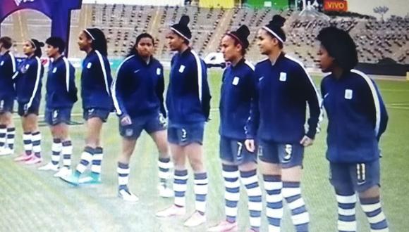 El equipo femenino de "Alianza Lima" no cantó el himno y las jugadoras estuvieron saltando y conversando entre ellas. (Foto: Captura Movistar Deportes)