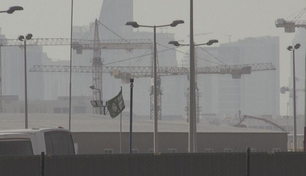 La agencia AFP presenció que las obras de construcción del estadio Lusail, donde se jugará la final del Mundial Qatar 2022, continúan en medio de la pandemia. (Captura: AFP TV)