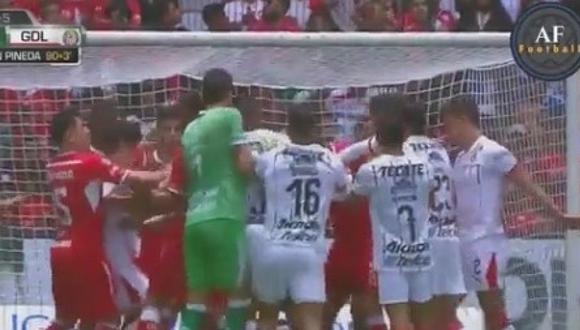 Jugadores del Chivas y Toluca se cogieron a golpes al final del encuentro