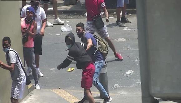 Cámaras de seguridad de la Municipalidad de La Victoria captaron el enfrentamiento entre ambulantes y fiscalizadores. (Foto: La Victoria)