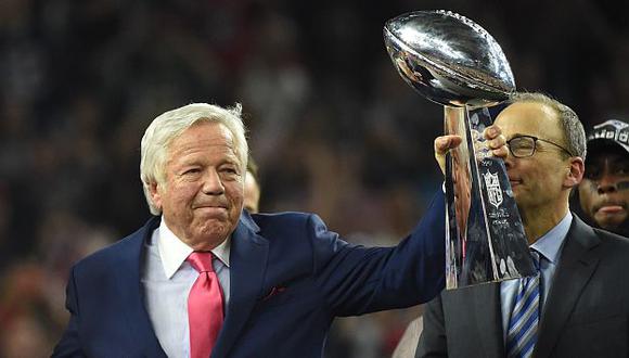 Robert Kraft ofreció su anillo del Super Bowl para subastar. (Foto: AFP)