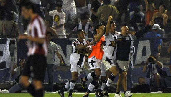 Alianza Lima goleó 4-1 a Estudiantes con triplete de Wilmer Aguirre, en el 2010. (Foto: AFP)