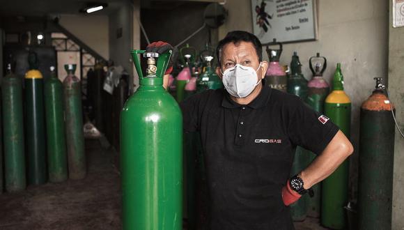 Luis Barsallo, un vendedor de oxígeno del Callao, sorprendió al país cuando se rehusó a subir los precios de sus balones pese a la alta demanda. (Joel Alonzo / GEC)