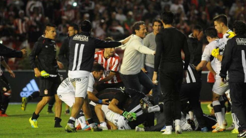 Estudiantes y Gimnasia de La Plata suspendido tras pelea [FOTOS]