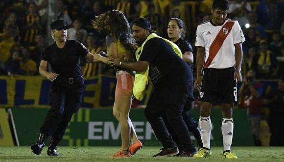 Chica semidesnuda paraliza Rosario Central vs River Plate