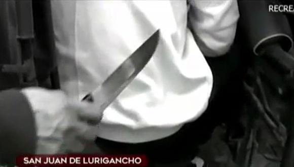 Madre de familia acusa a un sujeto de atacar con un cuchillo a su hijo adolescente de 14 años en San Juan de Lurigancho. (Captura: América Noticias)