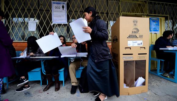 El voto en Ecuador es obligatorio y quienes no vayan a sufragar deberán presentar una justificación válida, caso contrario deberán pagar una multa. Lo mismo aplica para los miemrbos de las JRV.