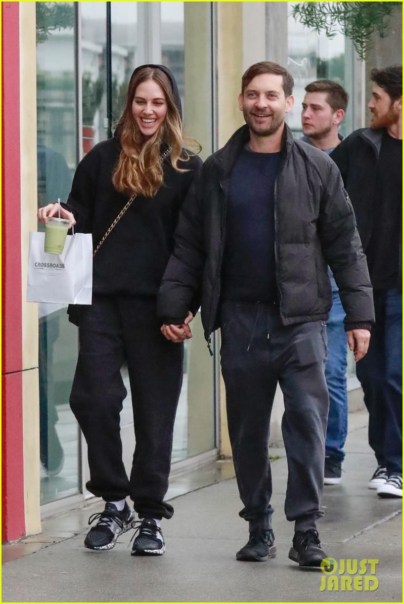 Tobey Maguire y su novia Tatiana Dieteman durante una cita de la tarde (Foto: JustJared)